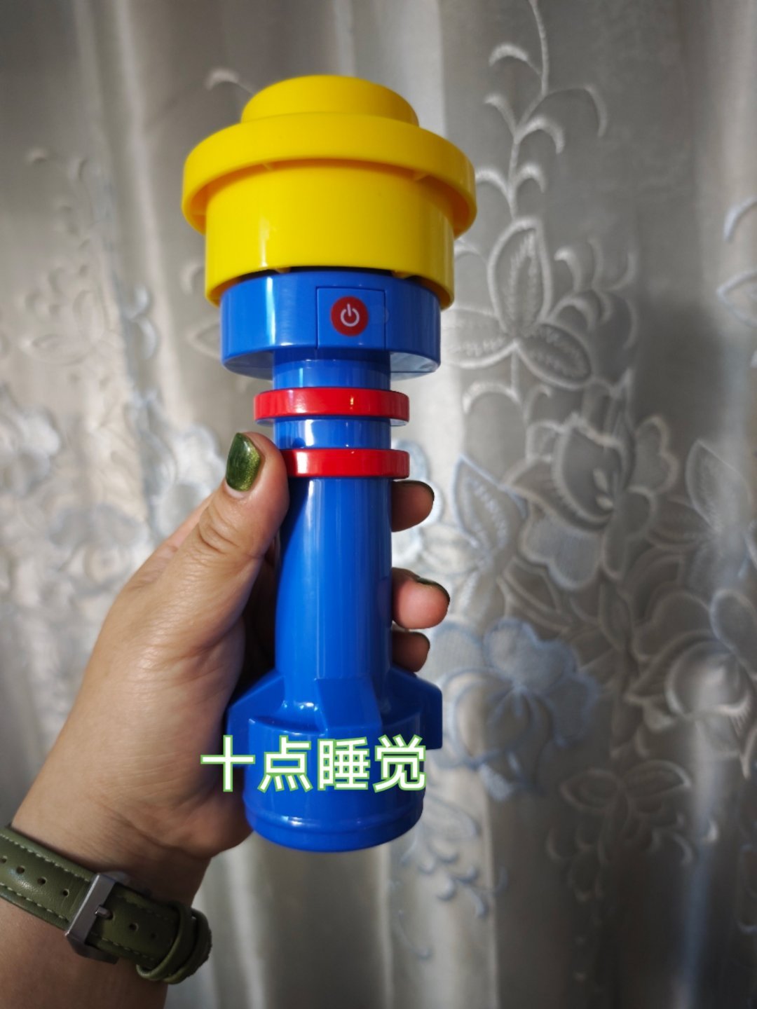 王一博复刻小时候的照片 wyb乐高品牌代言人王一博 哈哈哈哈 这是一博同款手电筒