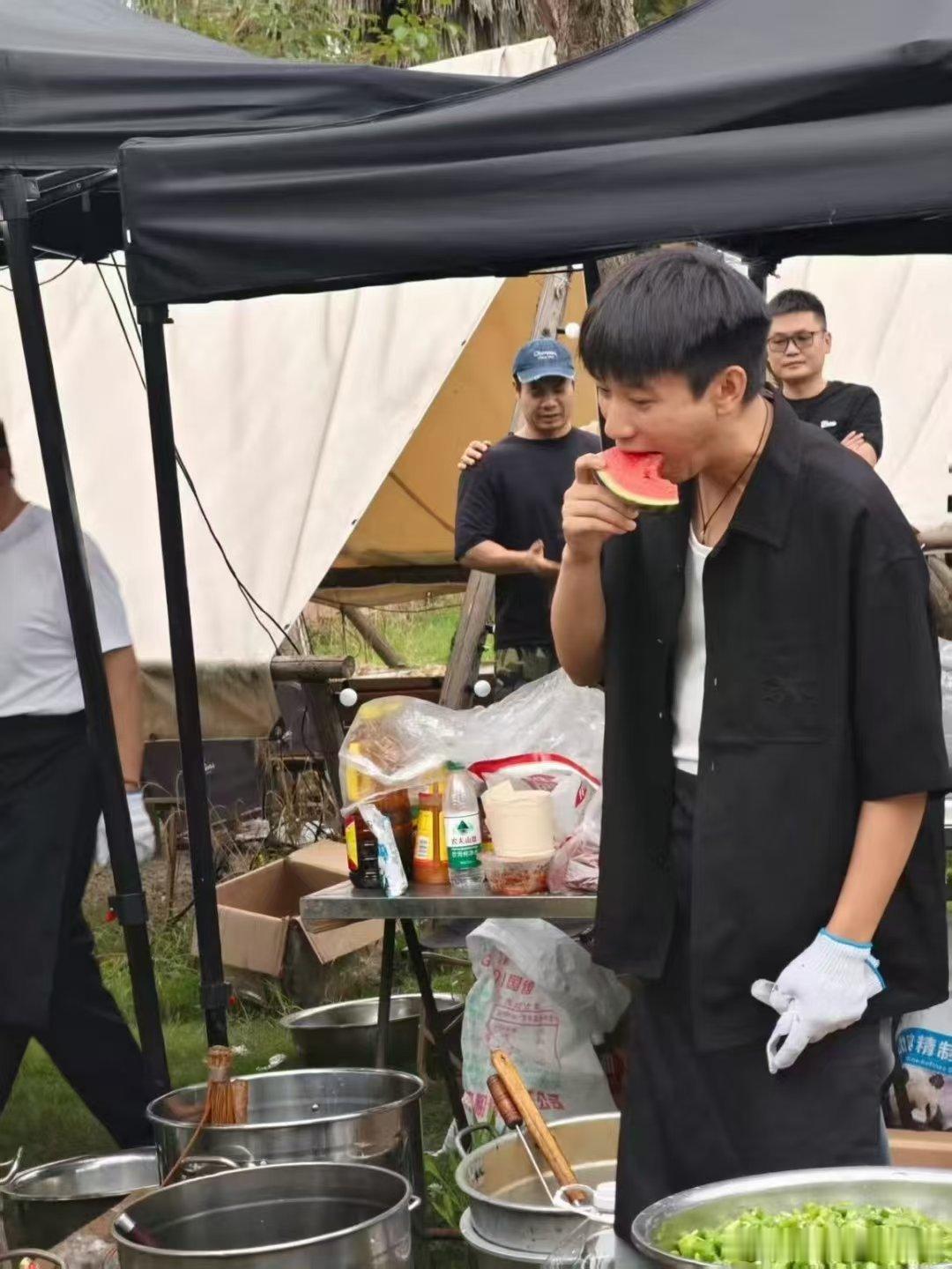 王子奇上贾冰的厨艺大师课王子奇综艺剧组双厨狂喜 王子奇上贾冰的厨艺大师课，看得出
