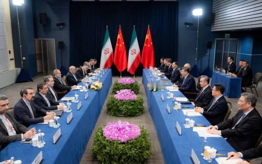 2026 年 2 月 28 日，一枚导弹精准击中伊朗最高领袖办公室。77 岁的阿