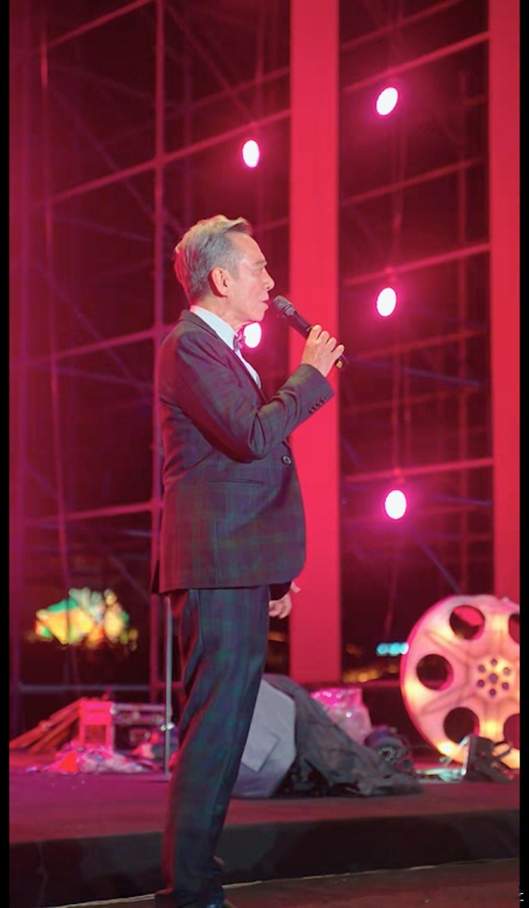 72歲的駱應鈞，演出過不少膾炙人口的角色，先後有《倚天屠龍記》的謝遜及《射鵰英雄