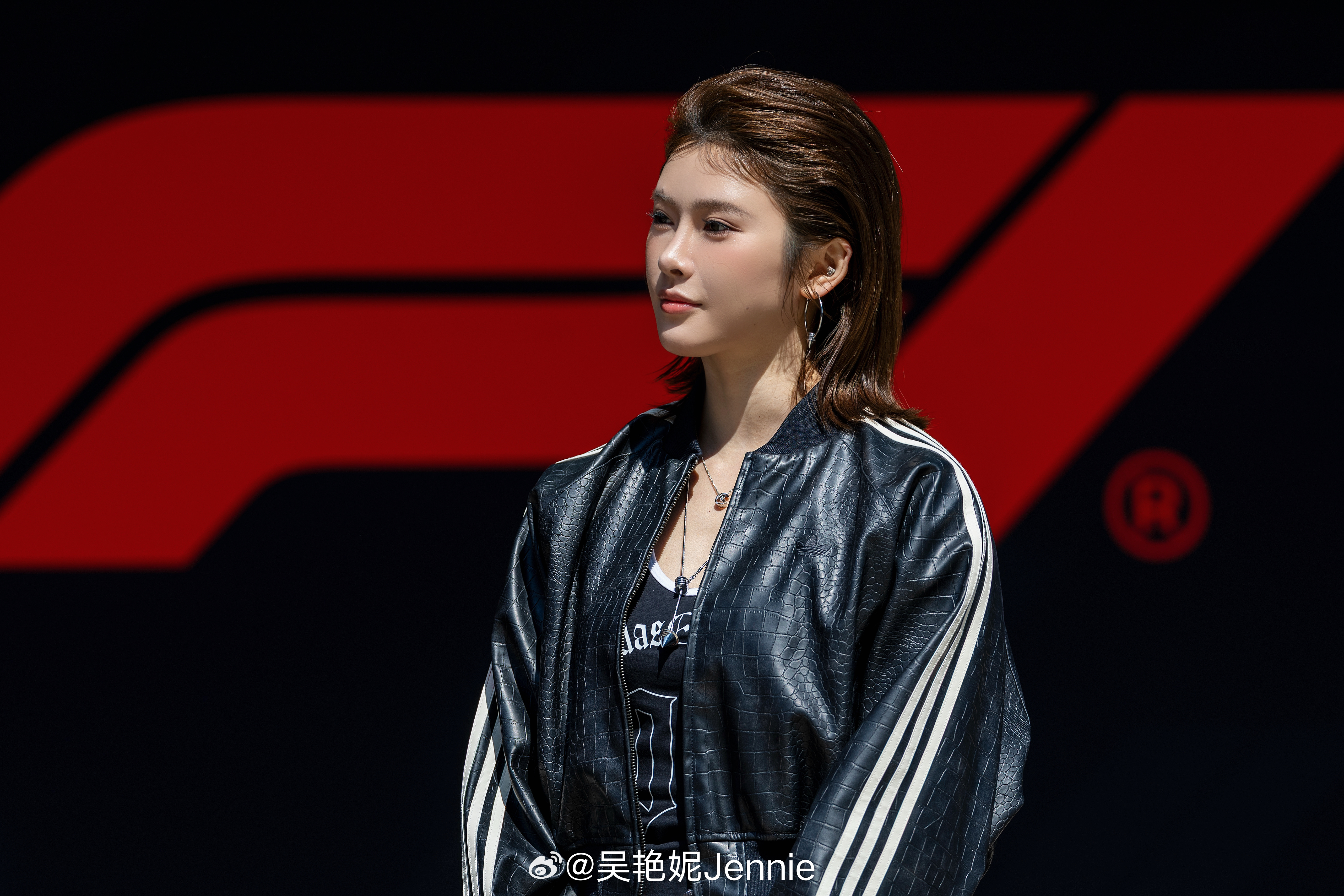 很荣幸为冲刺赛颁奖，祝贺“赛车皇帝”👑乔治·拉塞尔夺冠。田径是将人体的速度推到