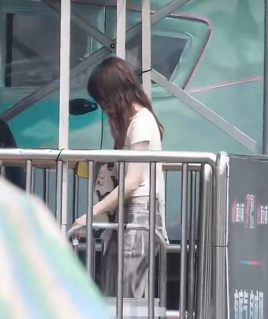 李小冉疑似录制节目受伤  丁程鑫手指骨折 ，综艺安全隐患，该重视了 ，Hi6这游