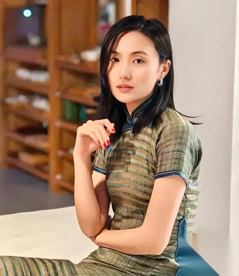 李亚鹏离婚了！

那个陪他租房的女人是谁？

全网都在热议李亚鹏和海哈金喜离婚，