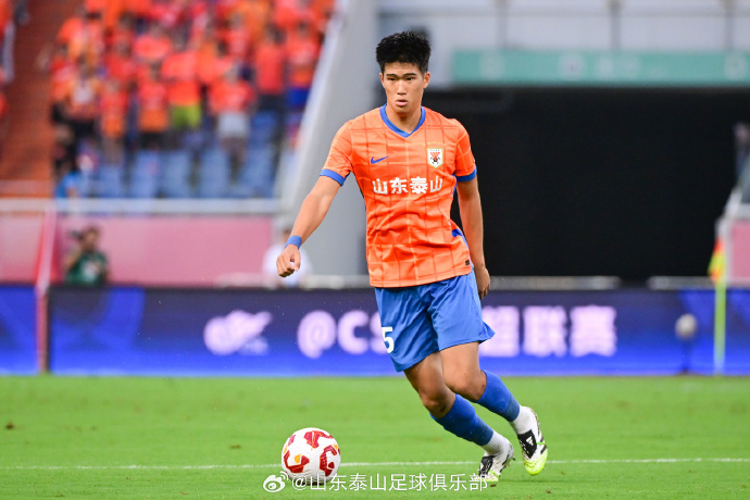 #山东泰山与彭啸完成续约#山东泰山官方宣布，与20岁后卫彭啸完成续约，合同期至2