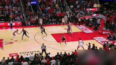 杜兰特赛后把责任全揽了，一句话却让更衣室掀起了轩然大波：我就是进攻核心！
 
对