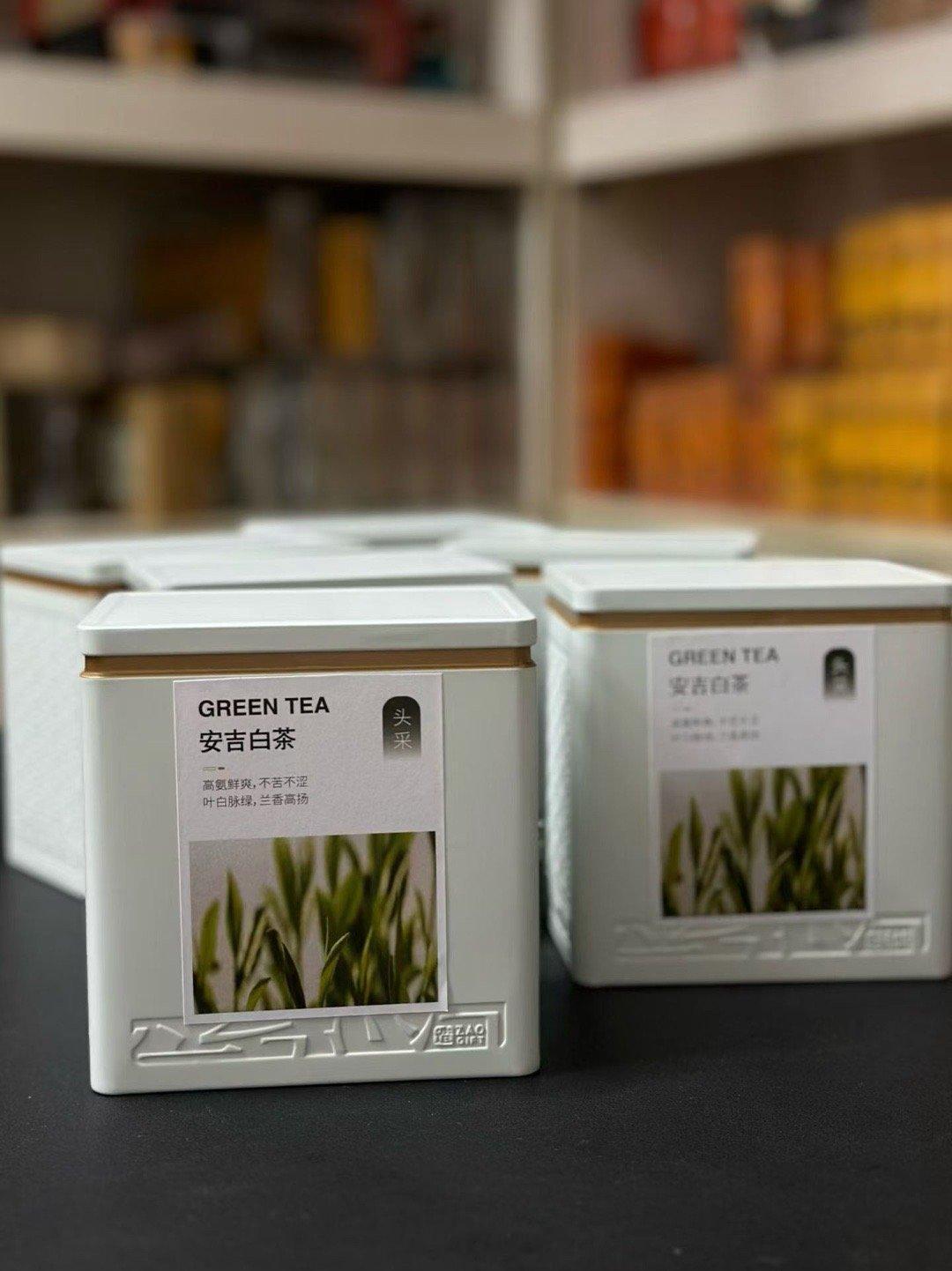 人不能太清醒，不然，看什么都差点意思，到了一定的年龄，要允许真心和假意并存！ 