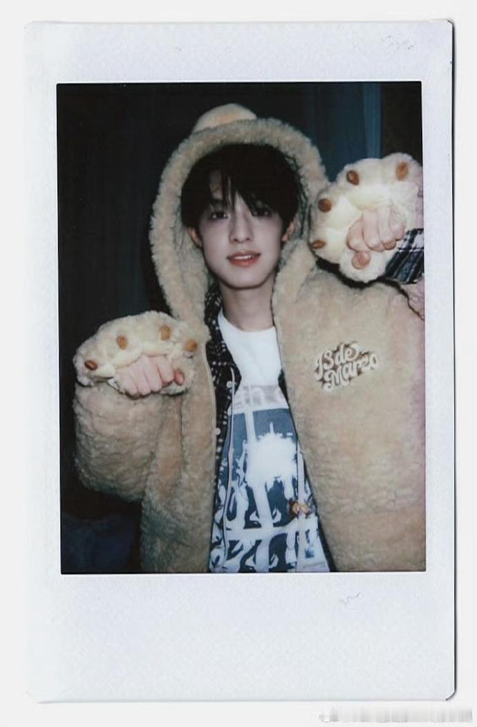 张泽禹男友风拍立得 他以拍立得定格瞬间，那男友风模样，直戳粉丝心窝。 