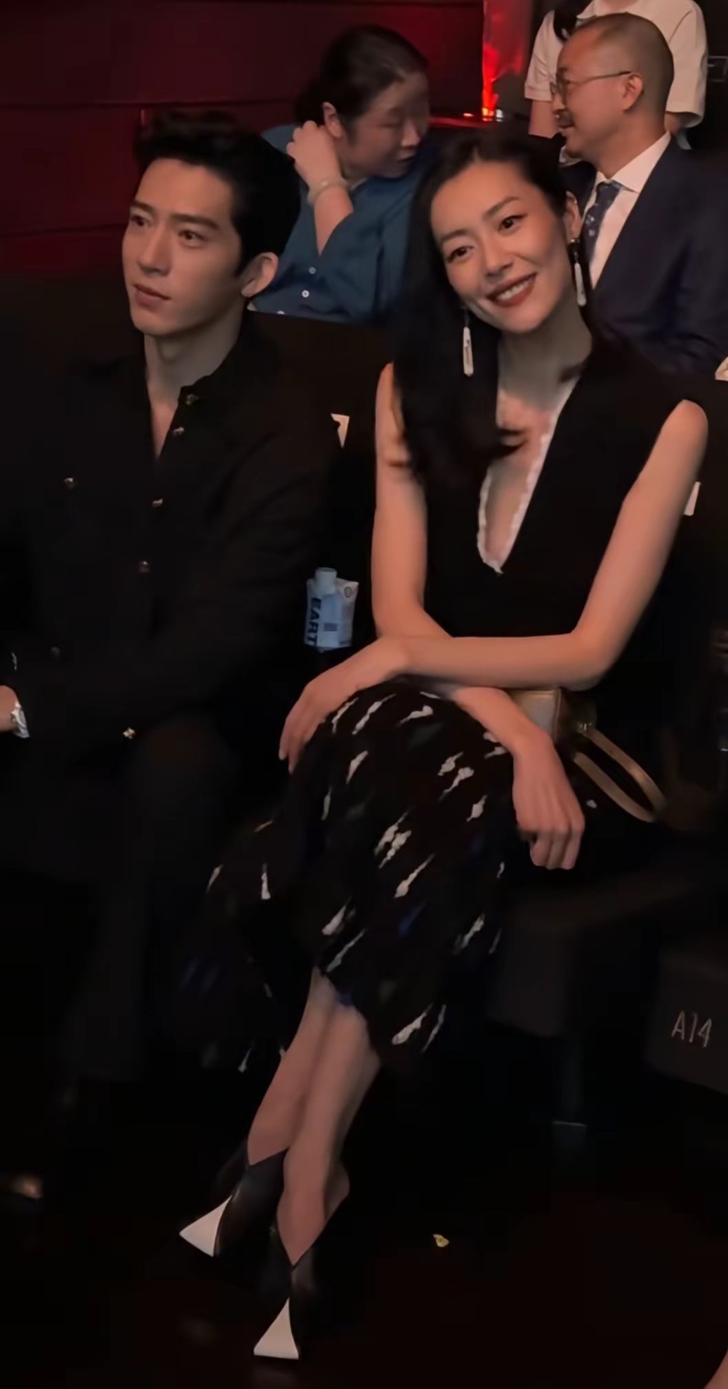 井柏然后槽牙都咬碎了，穿的那么帅和女朋友一起看秀，不祝福就算了，说他们俩像大姐带