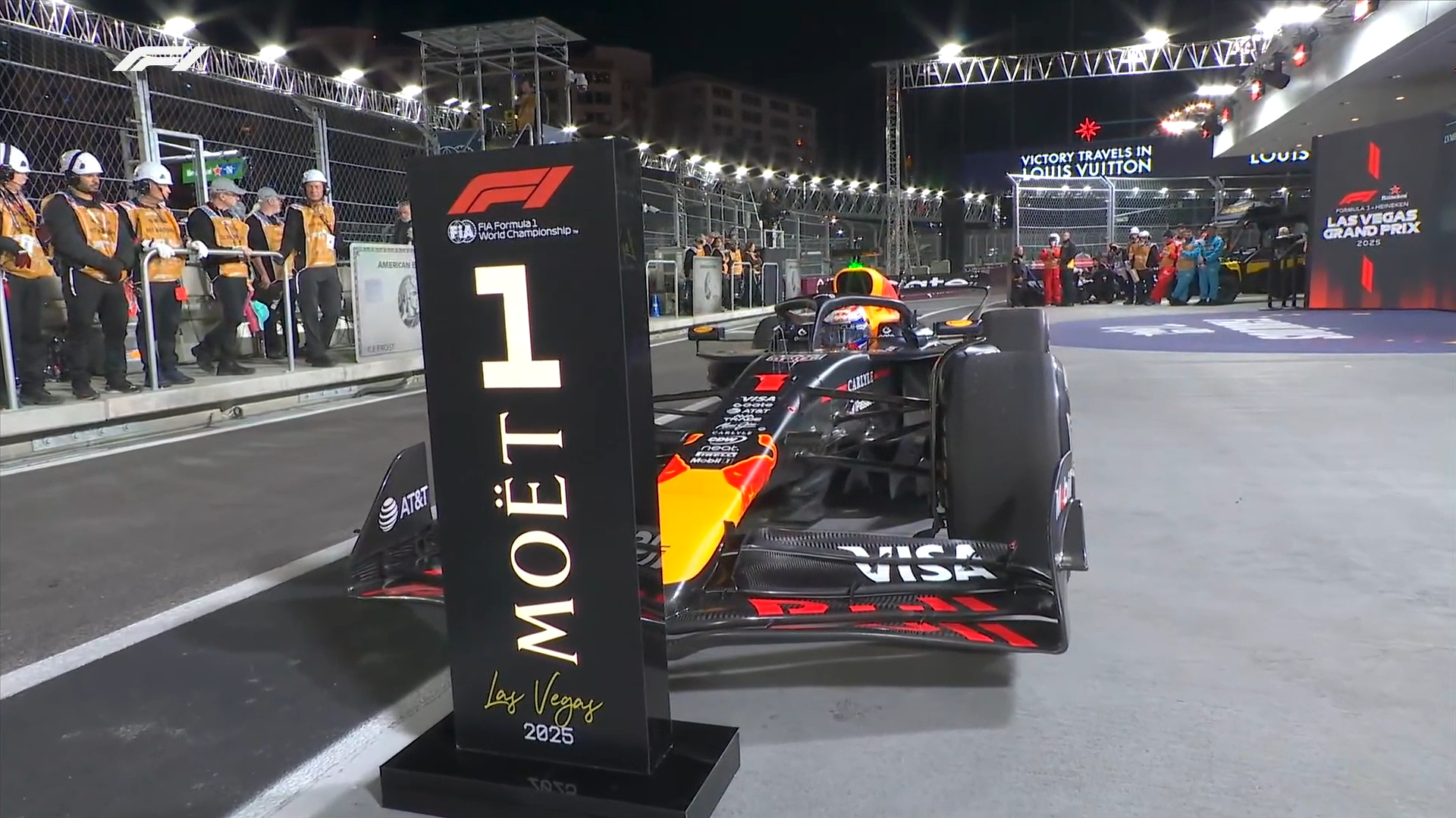 维斯塔潘赢得F1拉斯维加斯大奖赛正赛冠军！诺里斯亚军，拉塞尔季军！皮亚斯特里第四