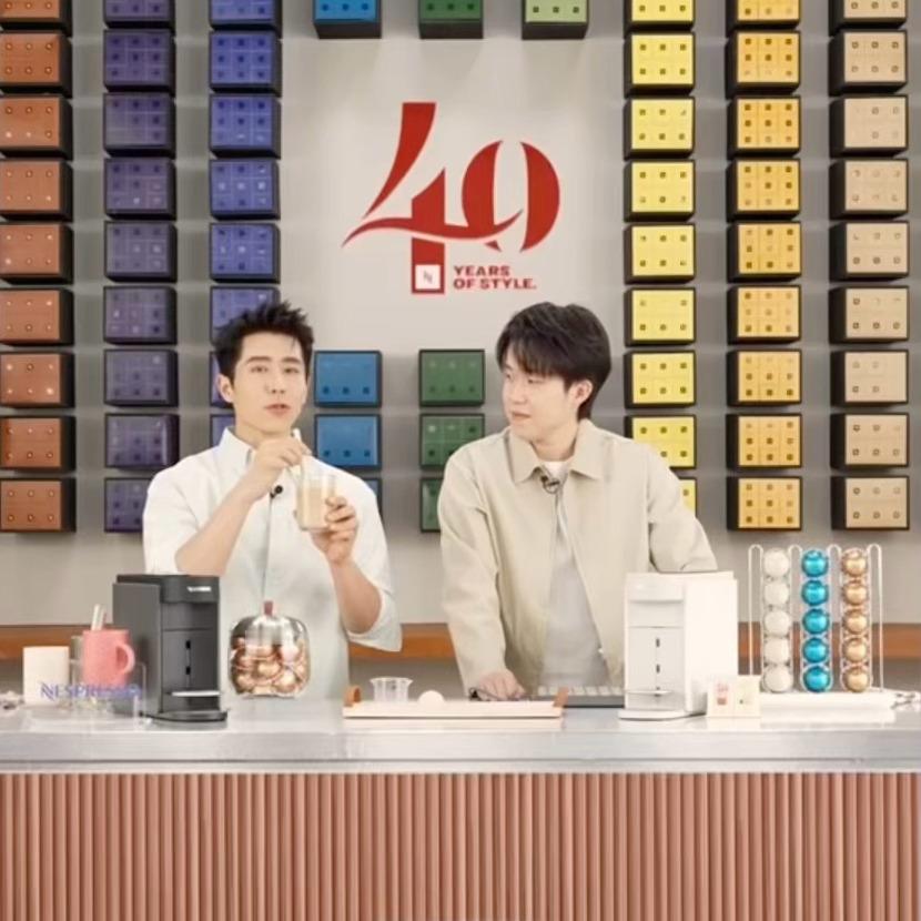 “来，送给你”“哇，干杯啦” 