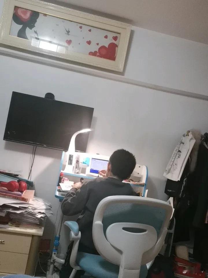 上什么课都不拒绝，还挺愿意，就是学习效果没保证。