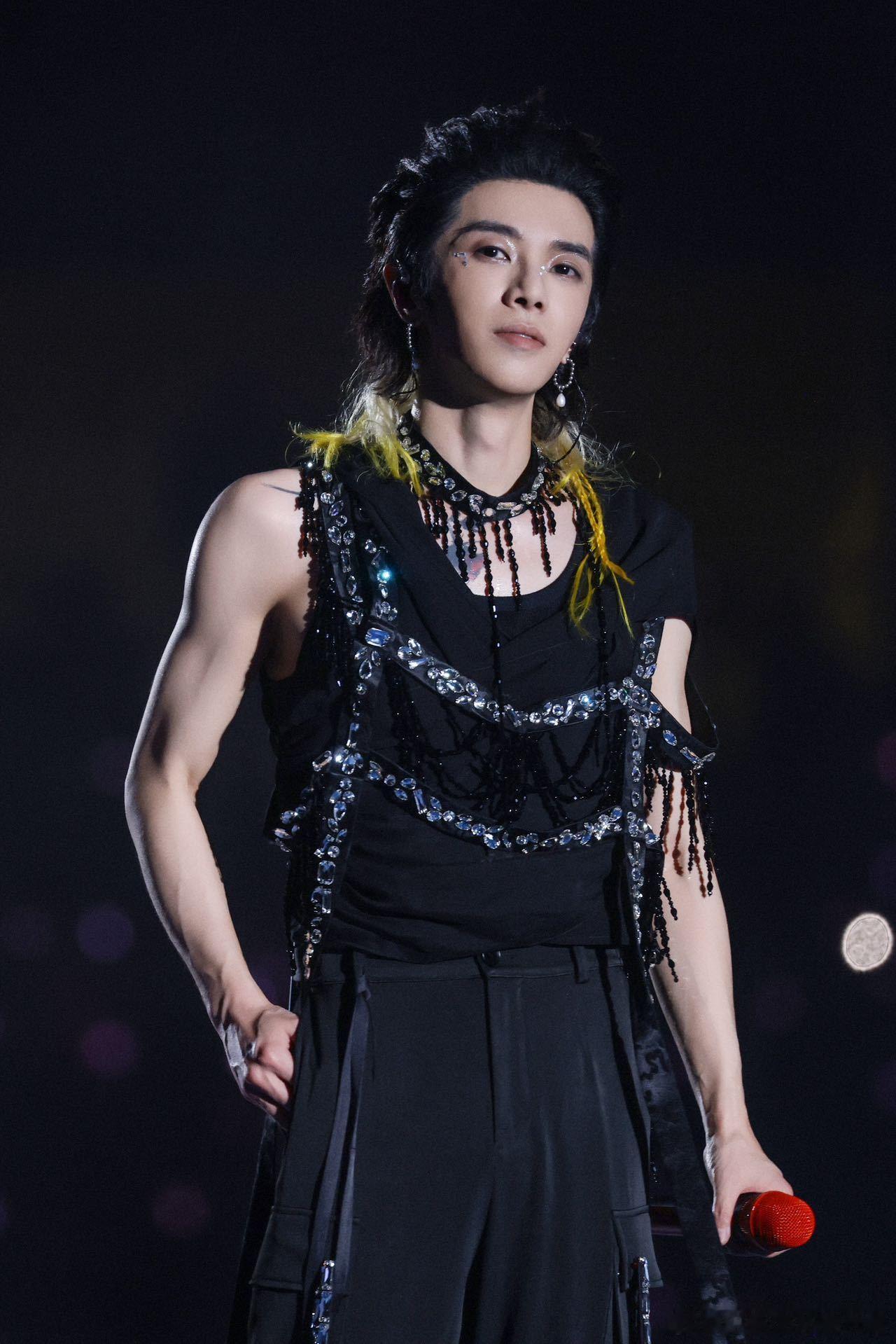 #华晨宇健身了吗# 花花真的太自律了！在没有演唱会的日子里也坚持锻炼，这身材谁看