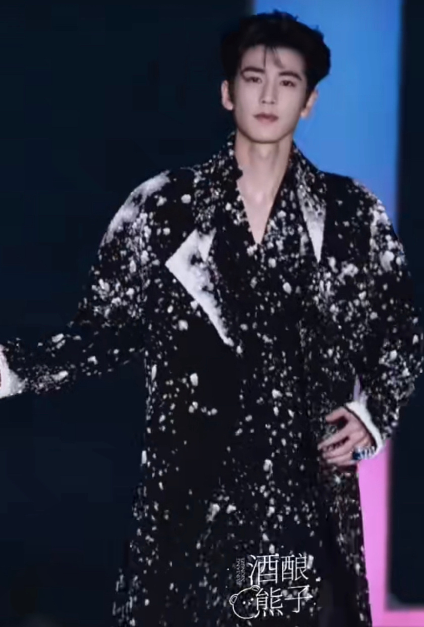 张凌赫elle红毯直拍，从从容容游刃有余！！耀眼夺目的大明星！ ​​​