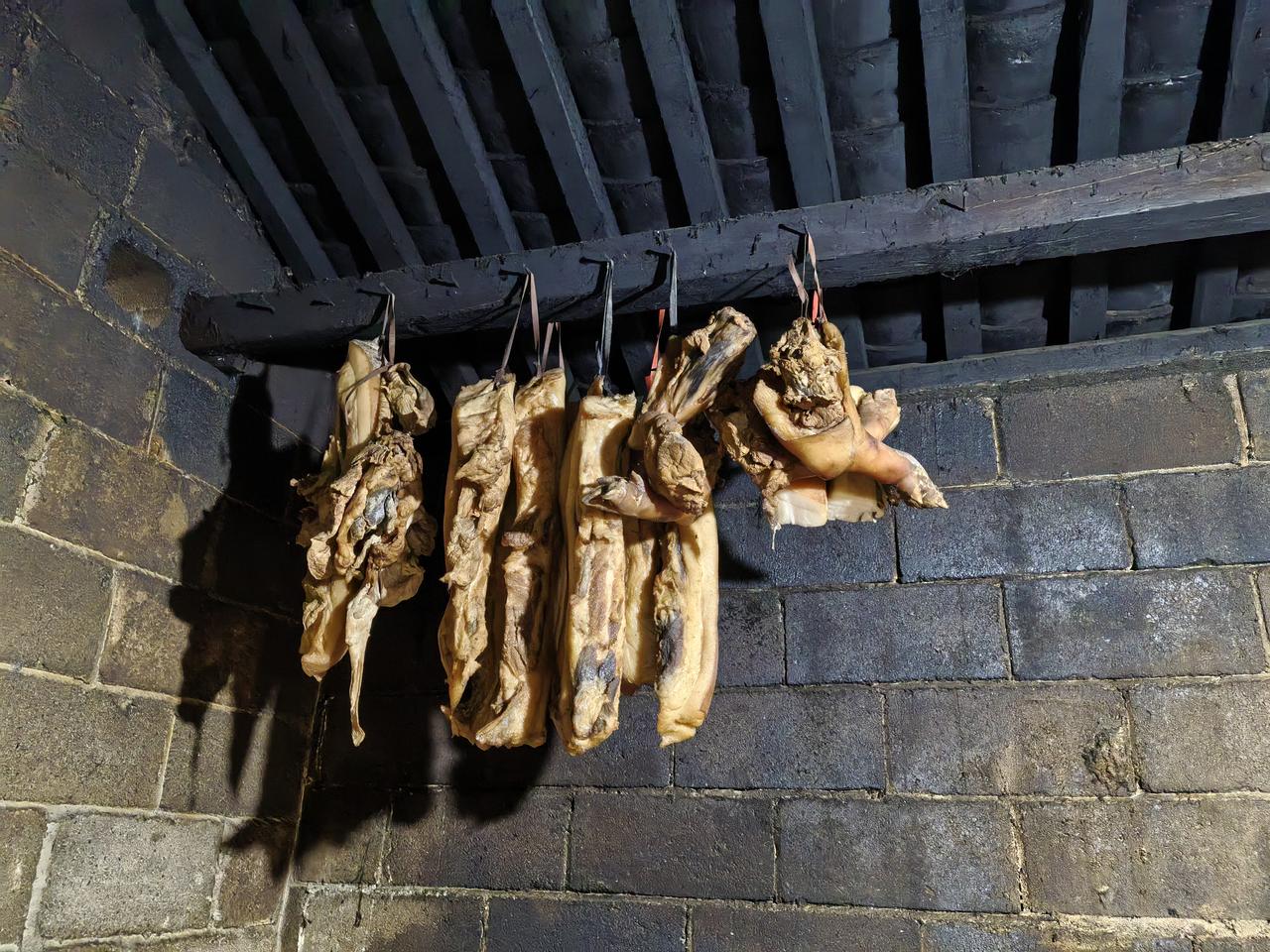 小小少年的失落
两岁的小朋友
高高兴兴骑车出来找朋友玩
朋友不在
虽然有些失落