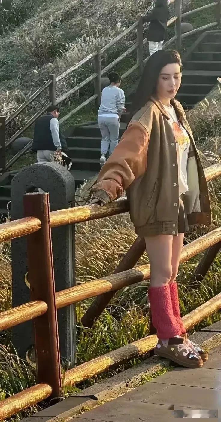 你敢相信，生活中的韦雪长这样吗？
感觉除了穿着时尚点，并不算姿容特别出众的大美女