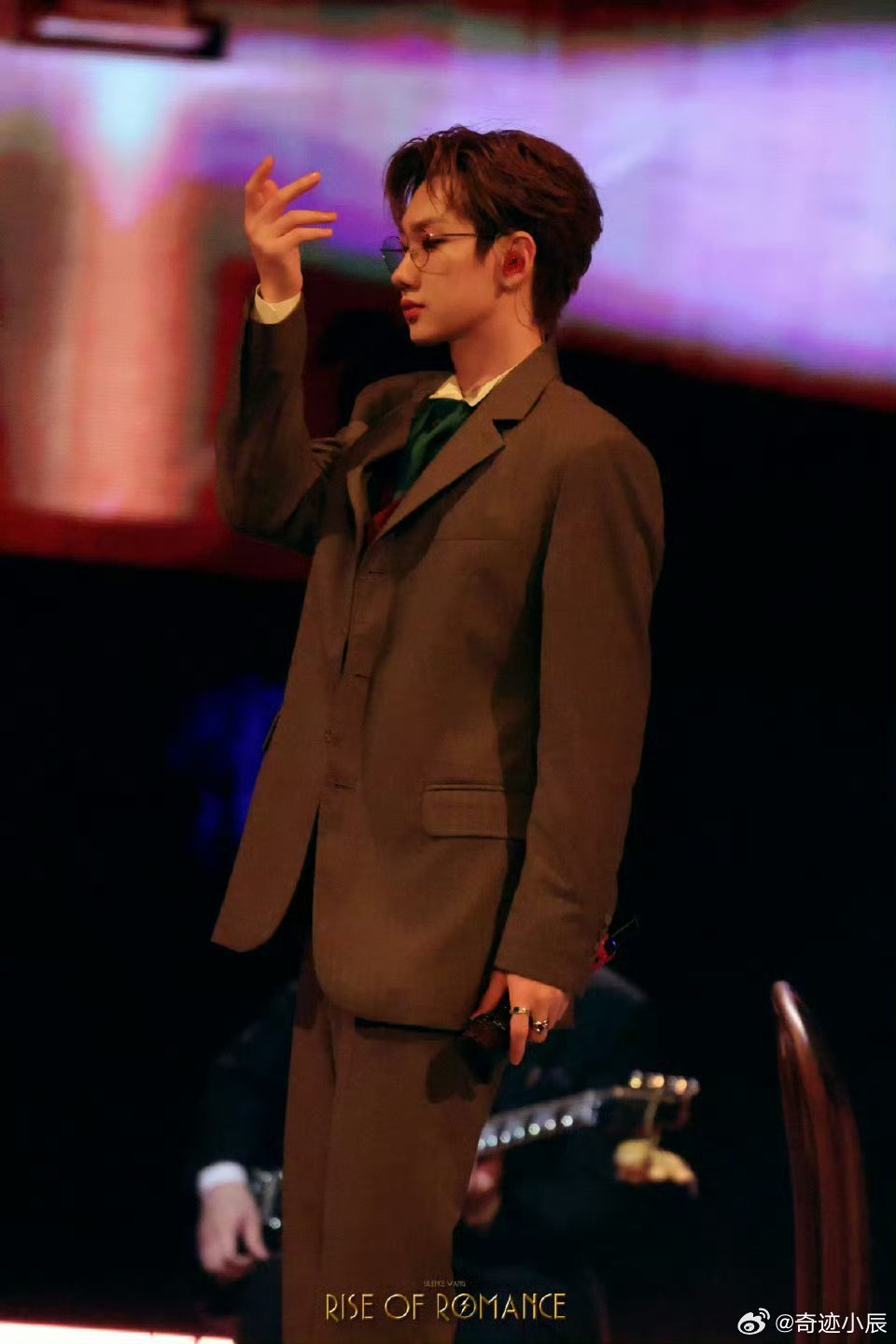 得了一听慢慢懂就哭的病从沈音到鸟巢再到澳门，《慢慢懂》陪我们一路成长。歌声响起便