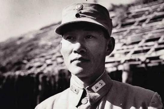 1951年的一晚，孙立人躺在床上，准备入睡，习惯性地将妻子搂进怀中。然而，刚一搂