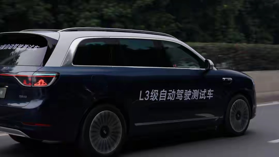 L3系统通过多传感器融合方案（如激光雷达、摄像头、毫米波雷达）实现360度无死角