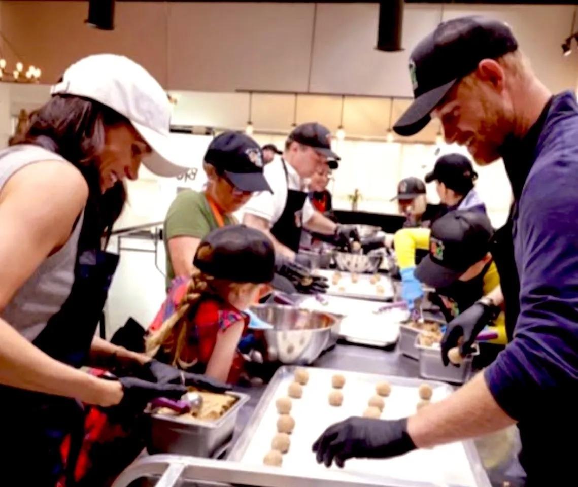 梅根，果然是懂流量和话题的！
为何？
她晒在互联网上的照片，又引起了关注，一家子