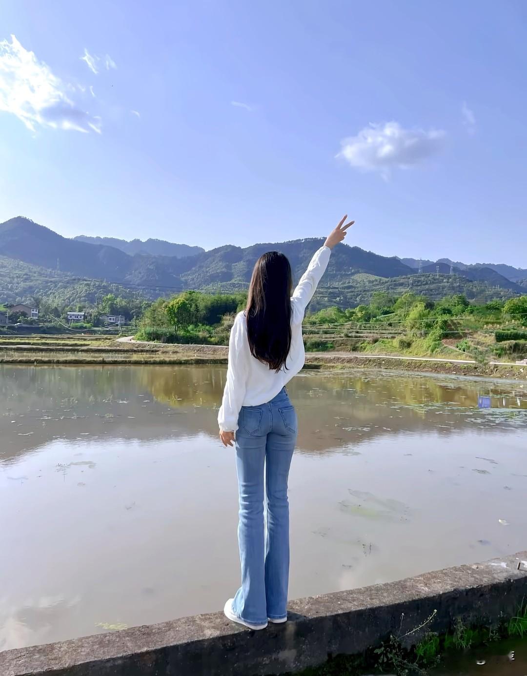 山盟海誓
 
山盟海誓这个成语，常用来形容恋人之间坚定不变的爱情誓言。意思是指着