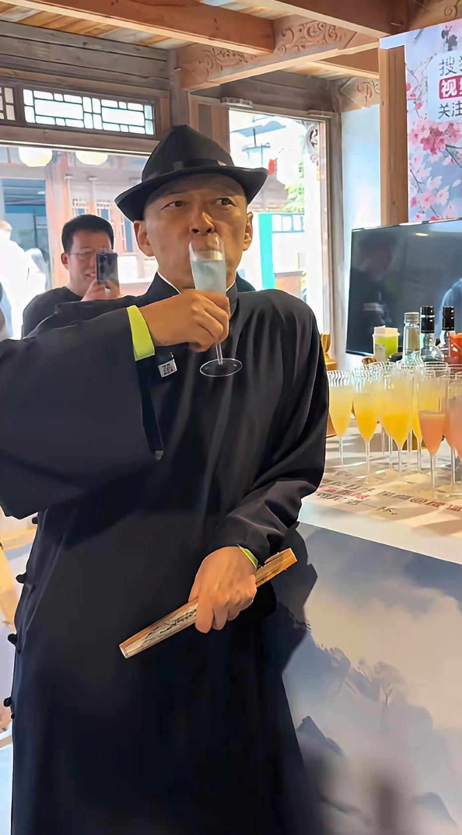 当张朝阳品酒：看表情，就知道这就味道不错！
 
镜头里的张朝阳，一袭黑色长衫，头