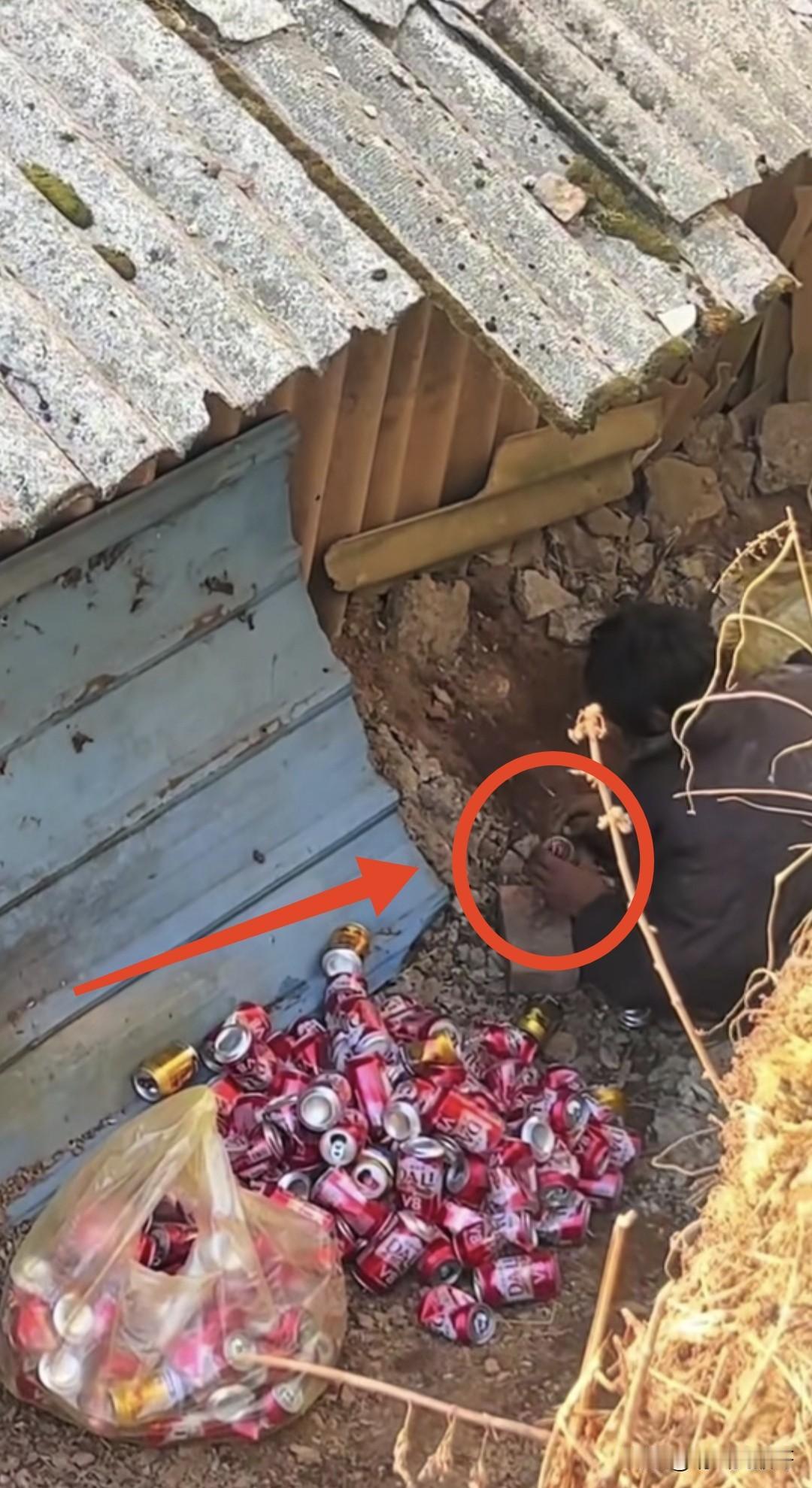 有的人天生就是坏种，本来就在讨饭了，好不容易捡点易拉罐换钱很正常，但是你这往罐子