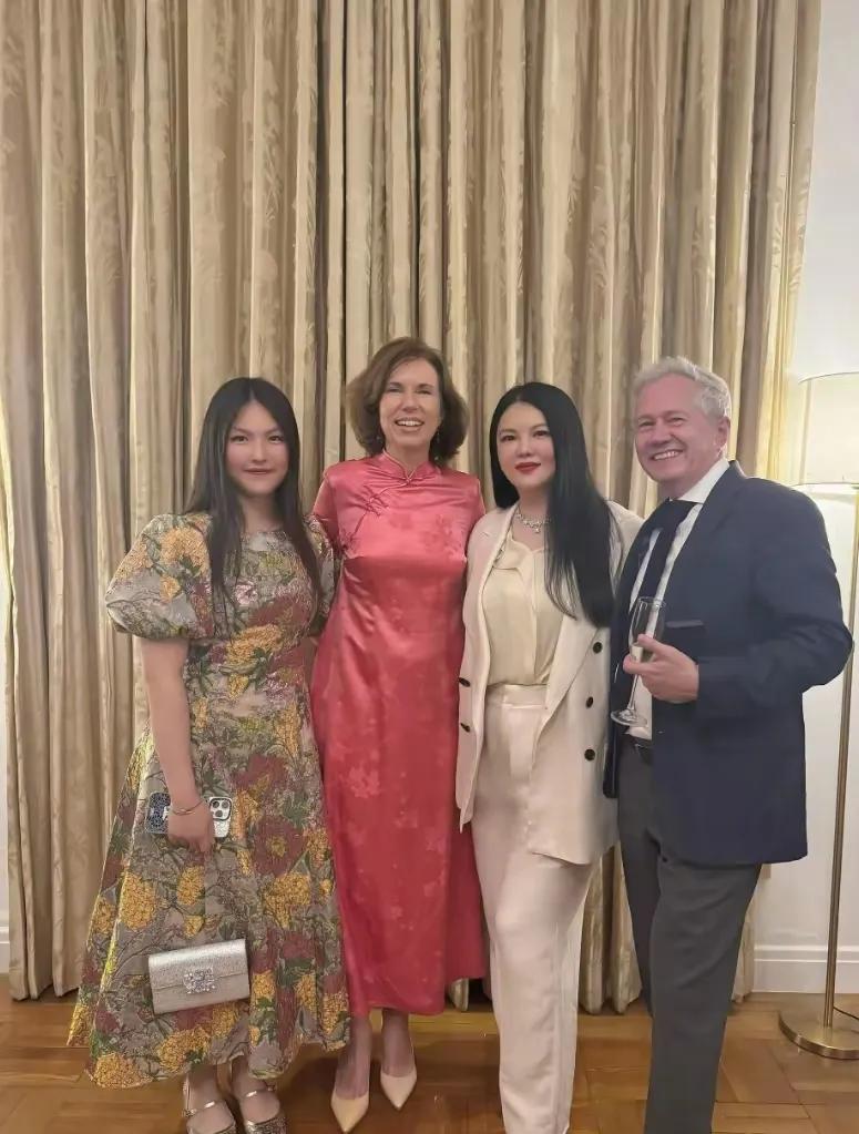 李湘带王诗龄参加英国晚宴，托举式育儿再引争议
 
李湘又带王诗龄参加英国贵族晚宴