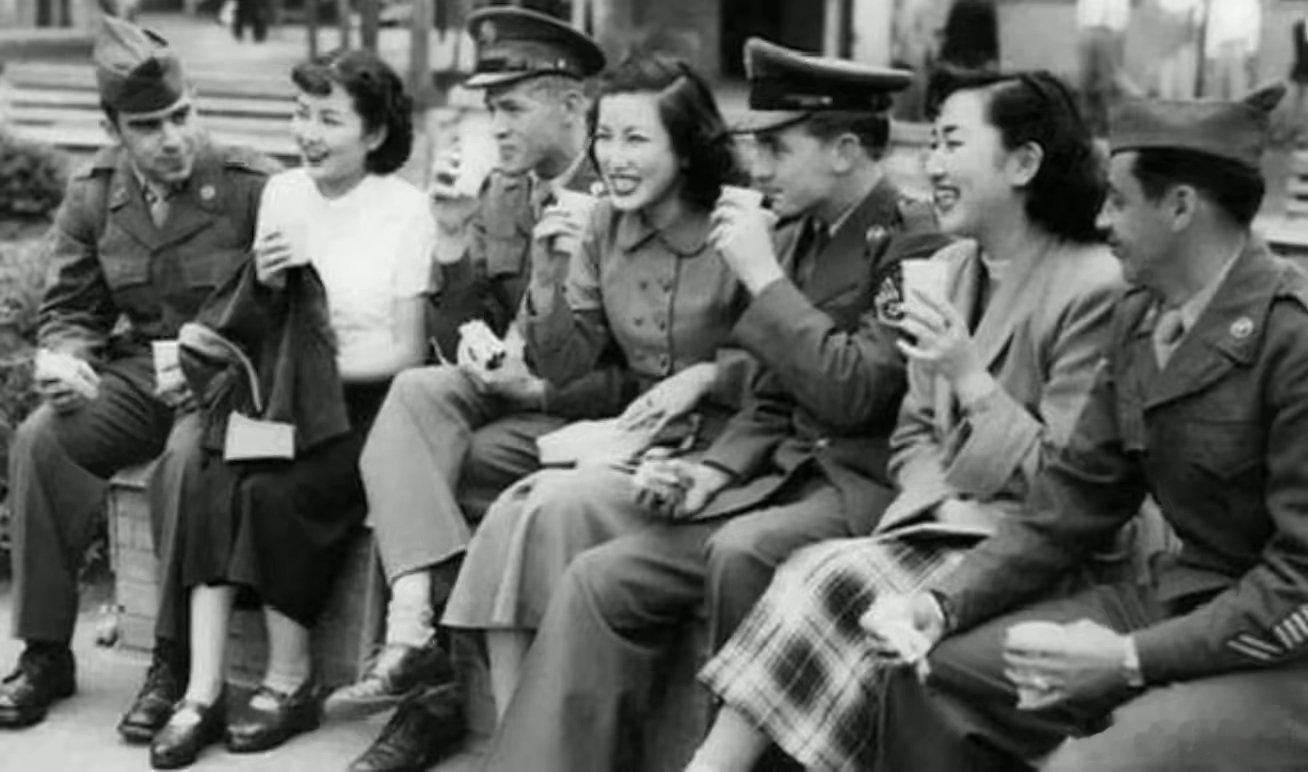 1959年，汉城。有偿陪伺的韩国女人，她们跟日本女子一样，为国家挣得外汇“第一桶