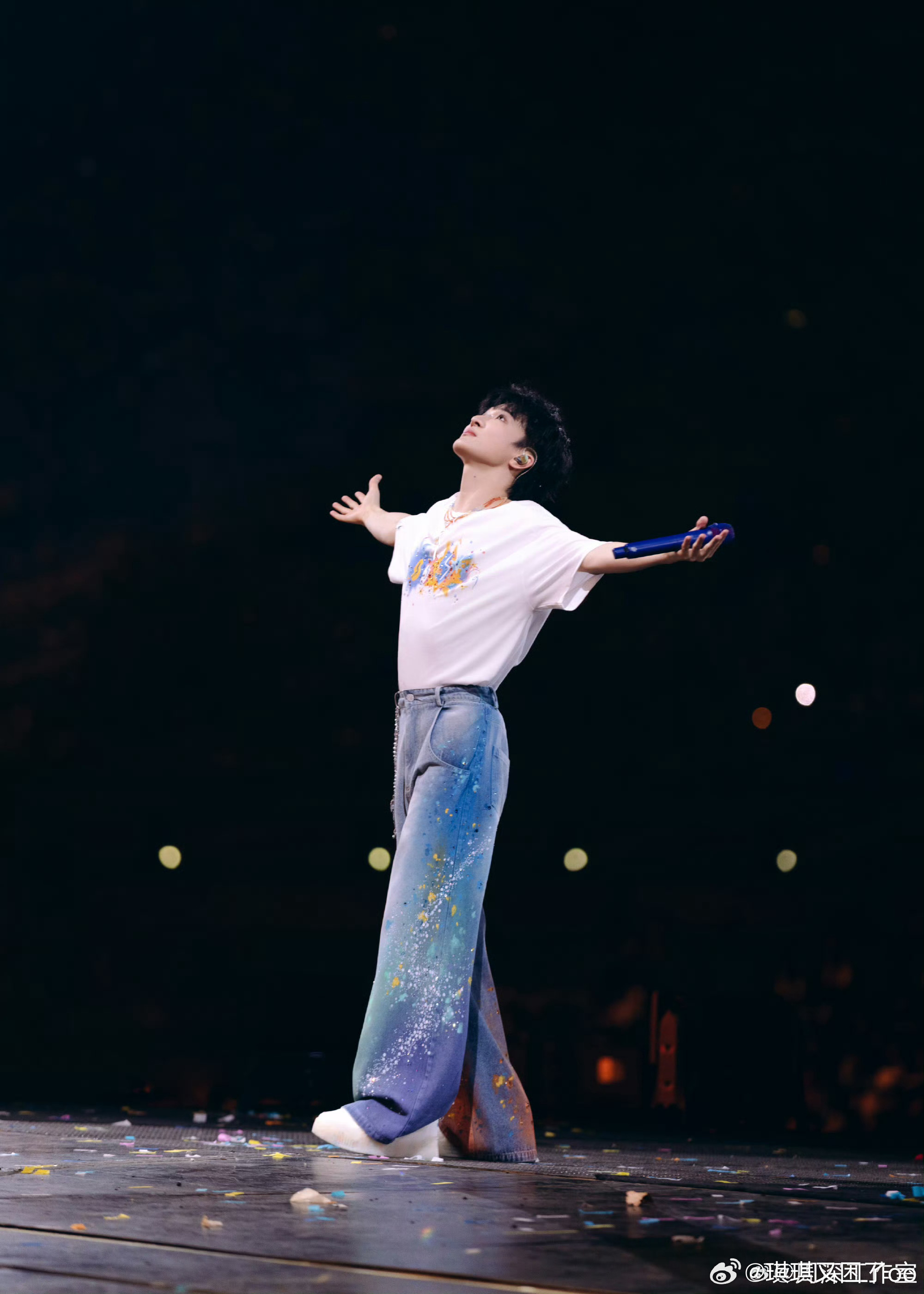 周深检查队形周深强迫症犯了上线！认真巡查舞台现场，化身严格周老板。一眼看出队形站