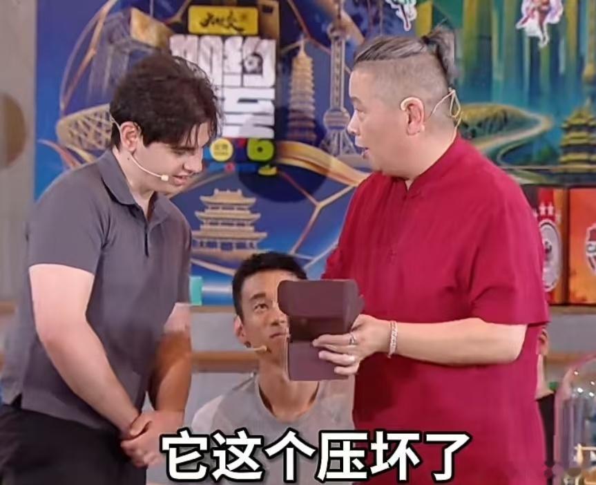 西班牙球迷被非遗绒鸟惊艳到了 换作是我收到这份小礼物，估计要开心好久！这么精致的
