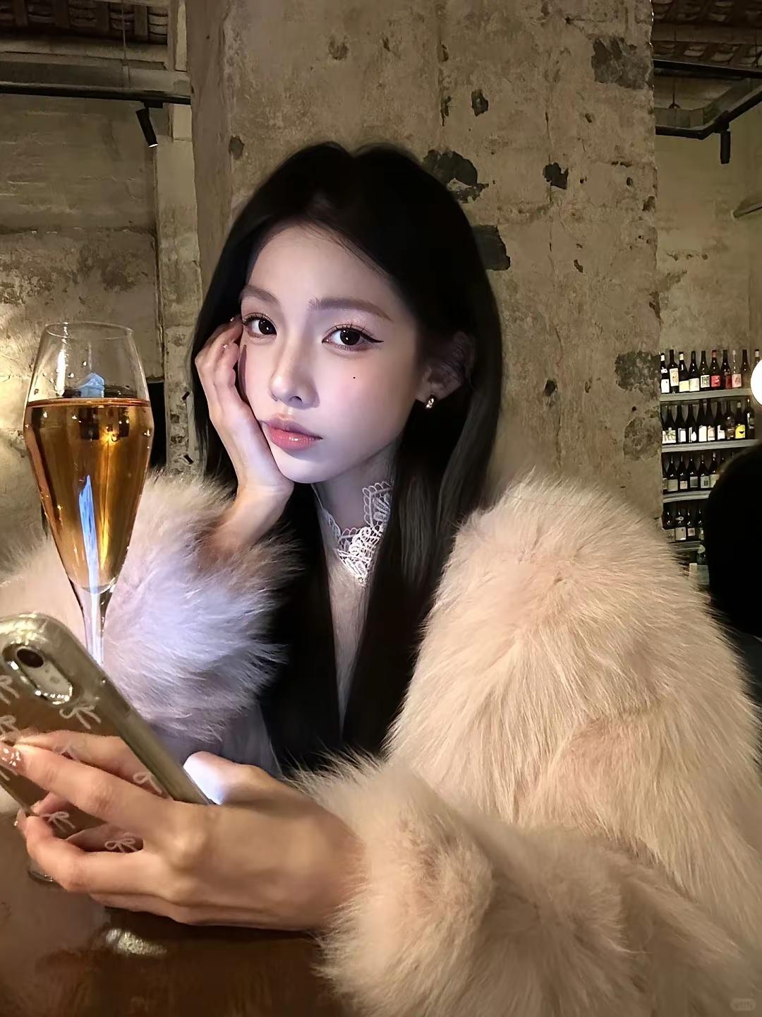 对联
上联：[作揖][作揖][作揖]；
下联：喝完这杯，还有三杯。