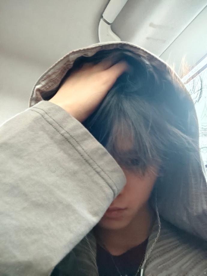 左航给粉丝整头像左航氛围感头像左航也太宠粉了吧！头戴帽兜，发丝随意散落，用有氛围