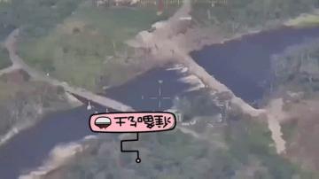 北顿涅茨克河上，一座钢筋混凝土公路桥已被炸毁，出现了一座浮水坝，俄军下手三枚航弹