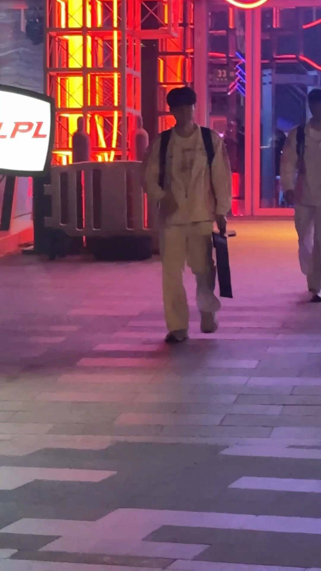 好了好了居然还能坐地铁回去太好了请多多支持我们翻盘的碧哩寄吧 