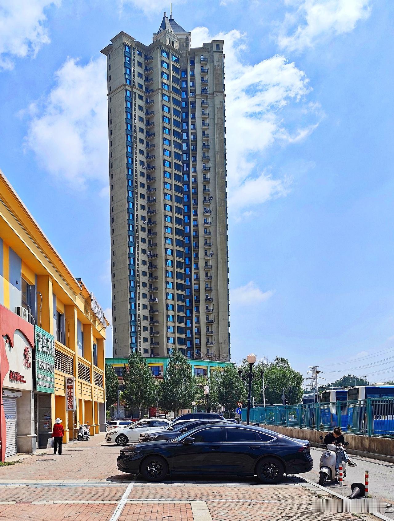 沈阳市于洪新城街景随拍。
于洪新城位于浑河北岸，毗邻铁西区，与和平区和平湾隔河相