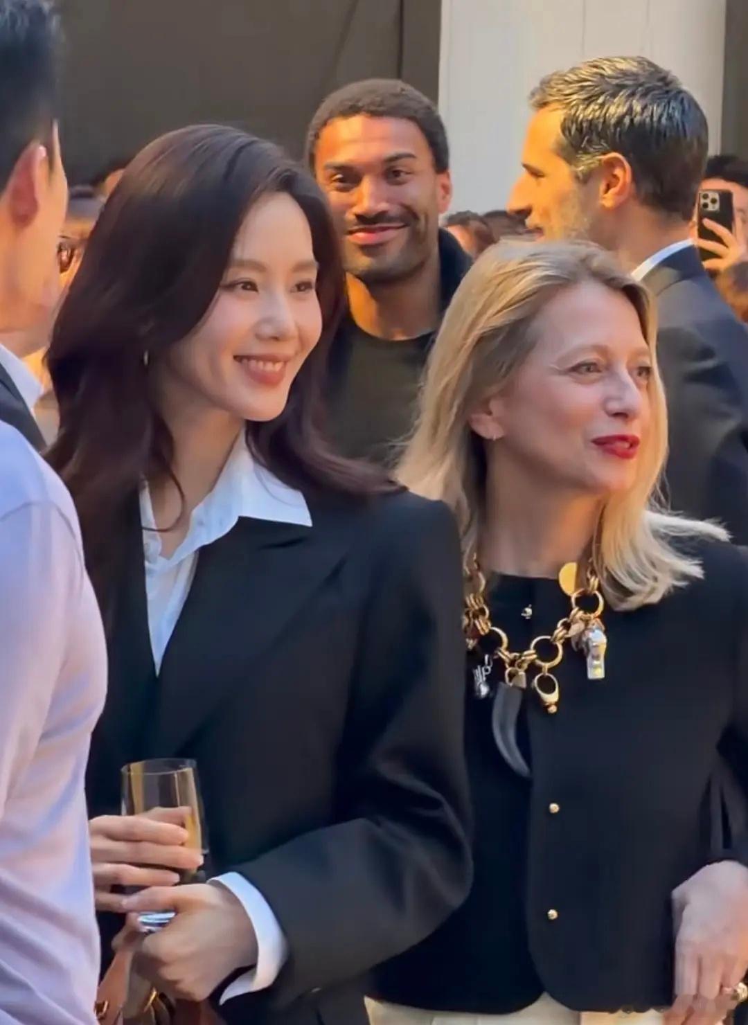 刘诗诗真是美得好权威，气色太好了，笑意盈盈的 