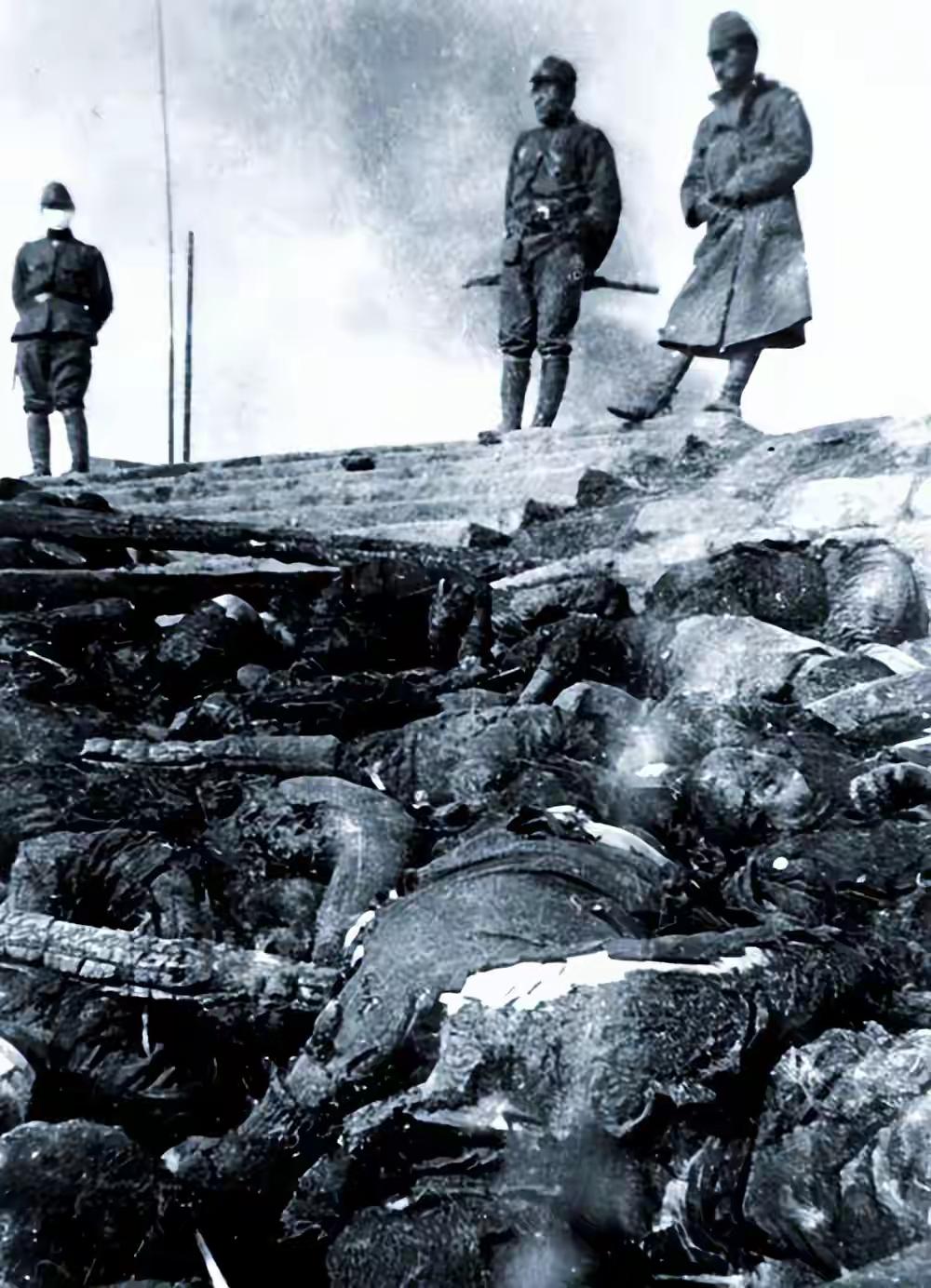 南京大屠杀幸存者回忆：我躲在尸堆下，任滚烫的人油浇在自己身上
 
有人问，什么是