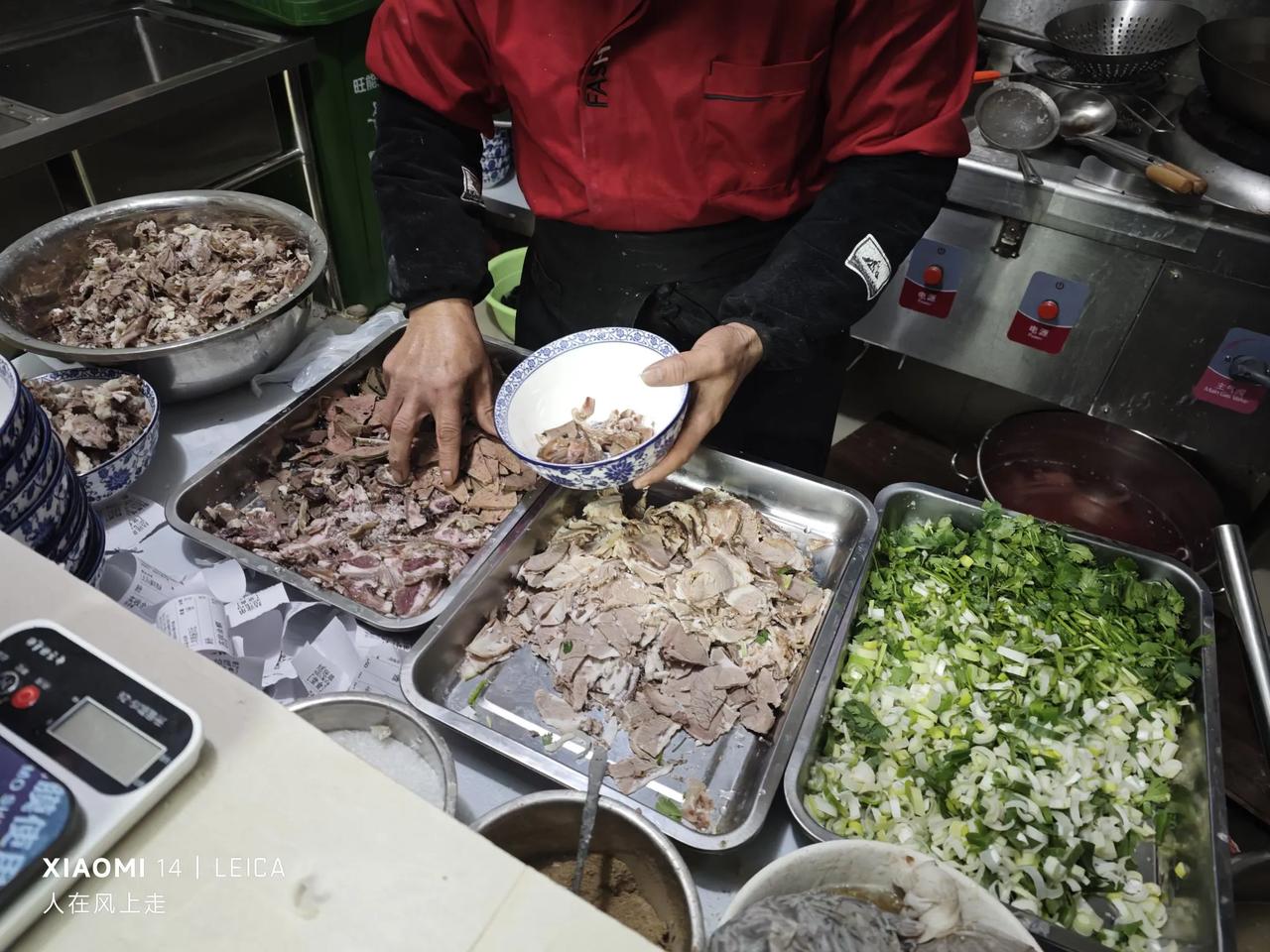 嵩山路喝羊肉汤！
冬至已过，北方进入了数九寒冬一年之中最冷的季节，在这个季节里喝