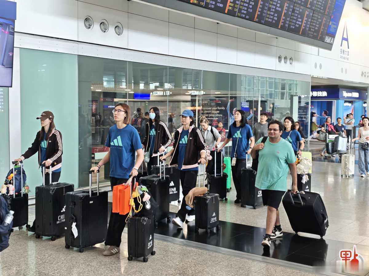 国际排坛动态中国女排据港媒报道，中国女排是今天中午抵达香港，球员们神情轻松，气氛