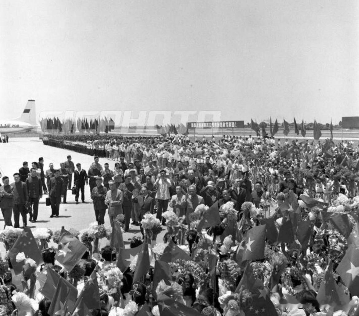 1973年6月8日上午，周恩来陪黎笋、范文同一行在延安机场登专机飞西安继续参观。