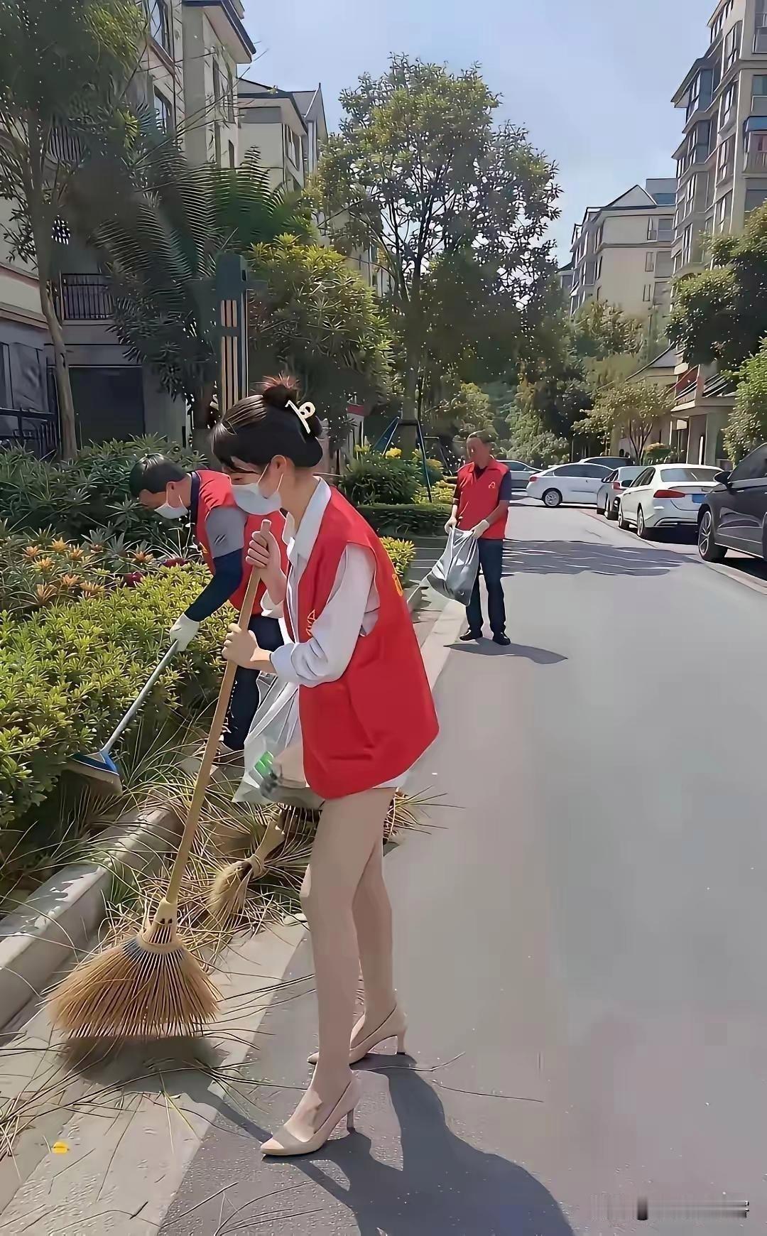 很多人第一眼看到这场面，心里都会冒出疑问：穿着高跟鞋扫地，是不是在摆拍作秀？这样