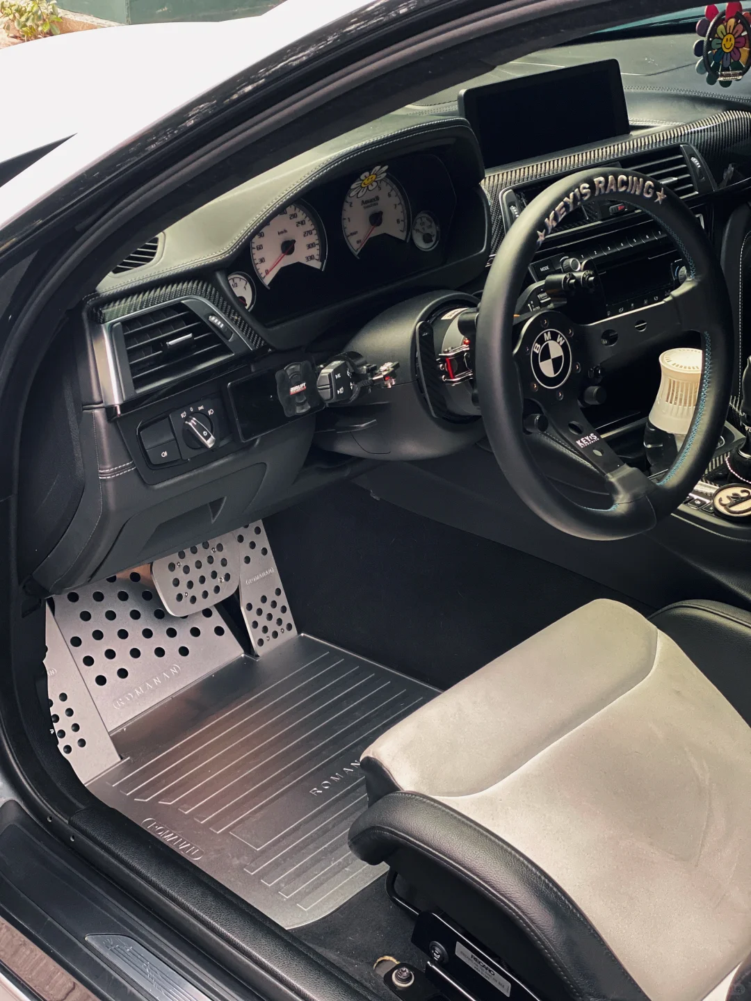 听说男人都喜欢呆在车里！