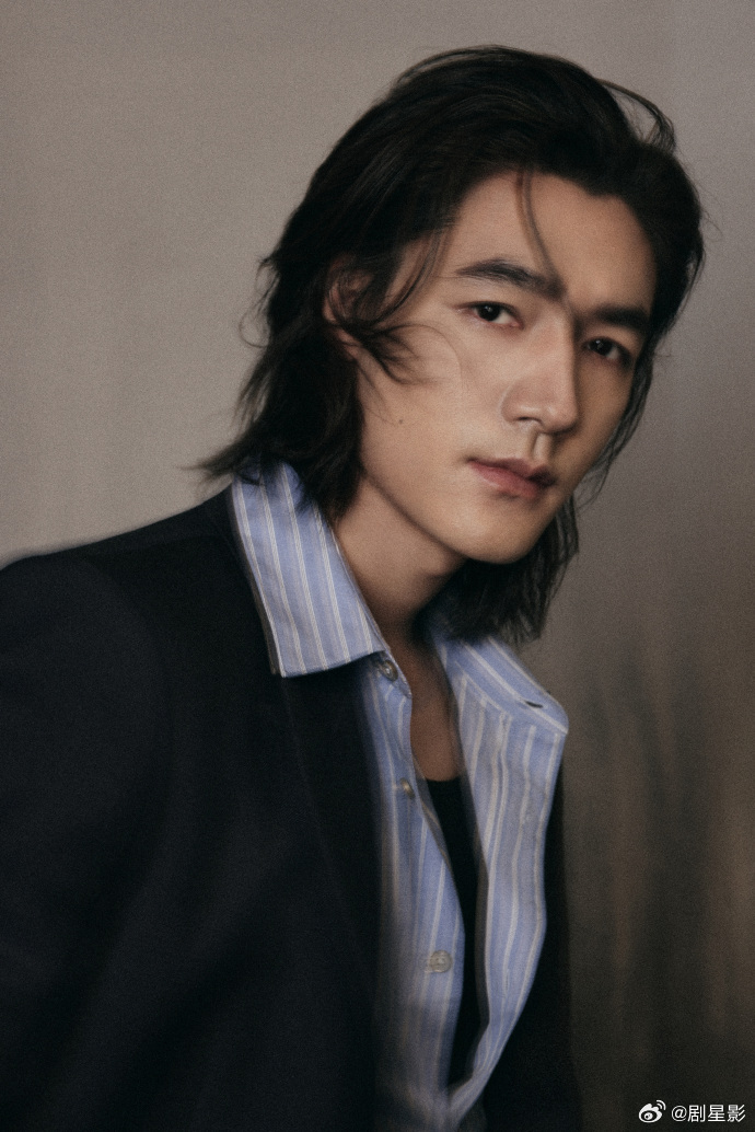 此沙内搭老头背心笑不活了，此沙的穿搭公式已经被我扒到了：西装+衬衫+老头背心！这