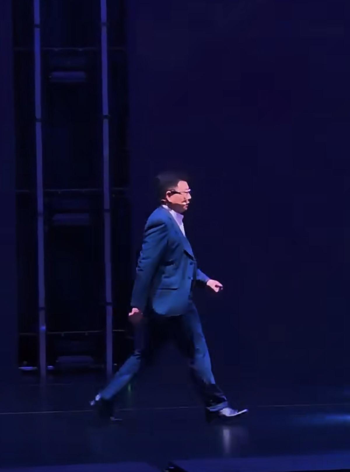 他来了他来了，华系最帅的男人走来了，话说老余是真的帅啊！
余承东昨晚出席了在上海