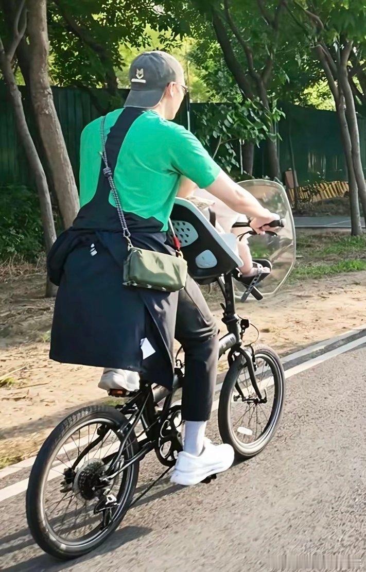 网友偶遇陈伟霆何穗带娃偶遇陈伟霆何穗带娃骑车兜风偶遇陈伟霆何穗带娃骑车兜风，画面