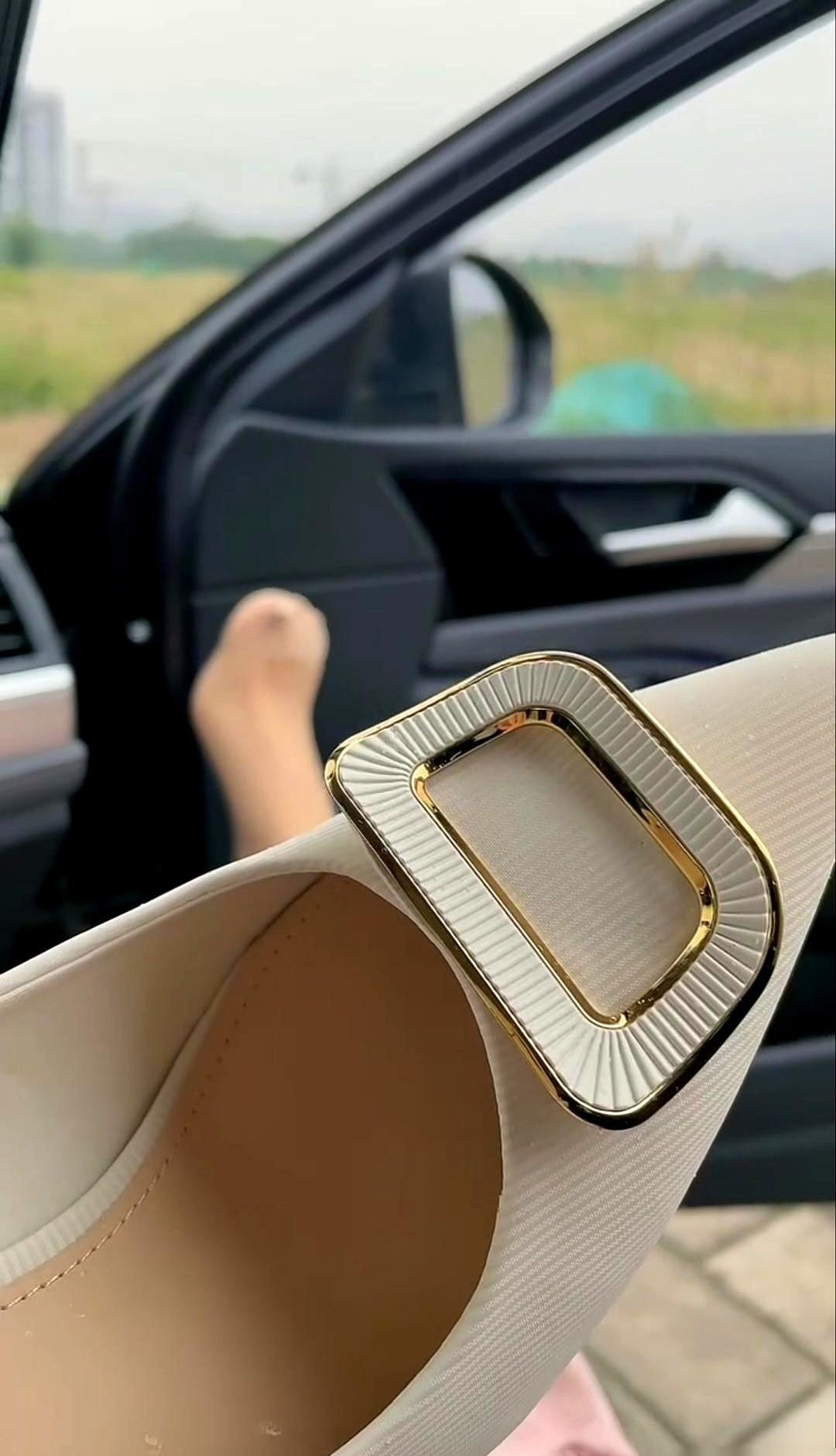 那双鞋，钩子不大，心眼不小。
你踩着它出门，像在演一部没人看的电影——
可真有人