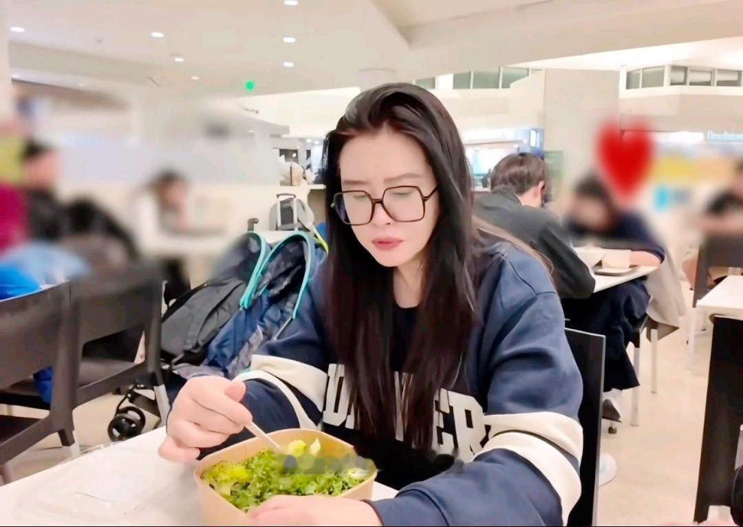 “一代女神”王祖贤迎59岁生日，罕见以真面目公开亮相，长发浓密发量羡煞旁人，素颜