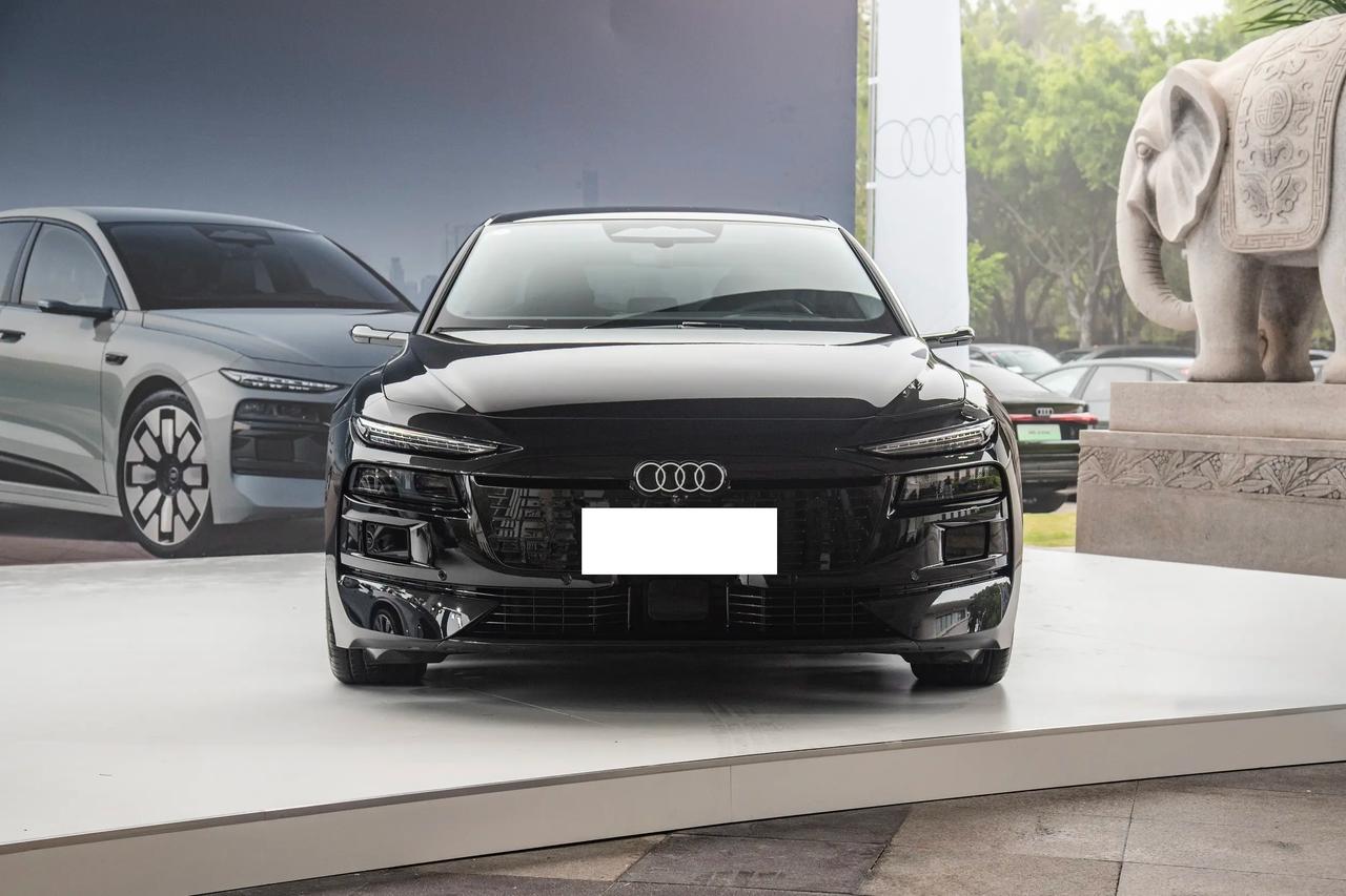 说实话，新款奥迪A6L e-tron的外观不算那种特别犀利的，但它很会拿捏分寸。