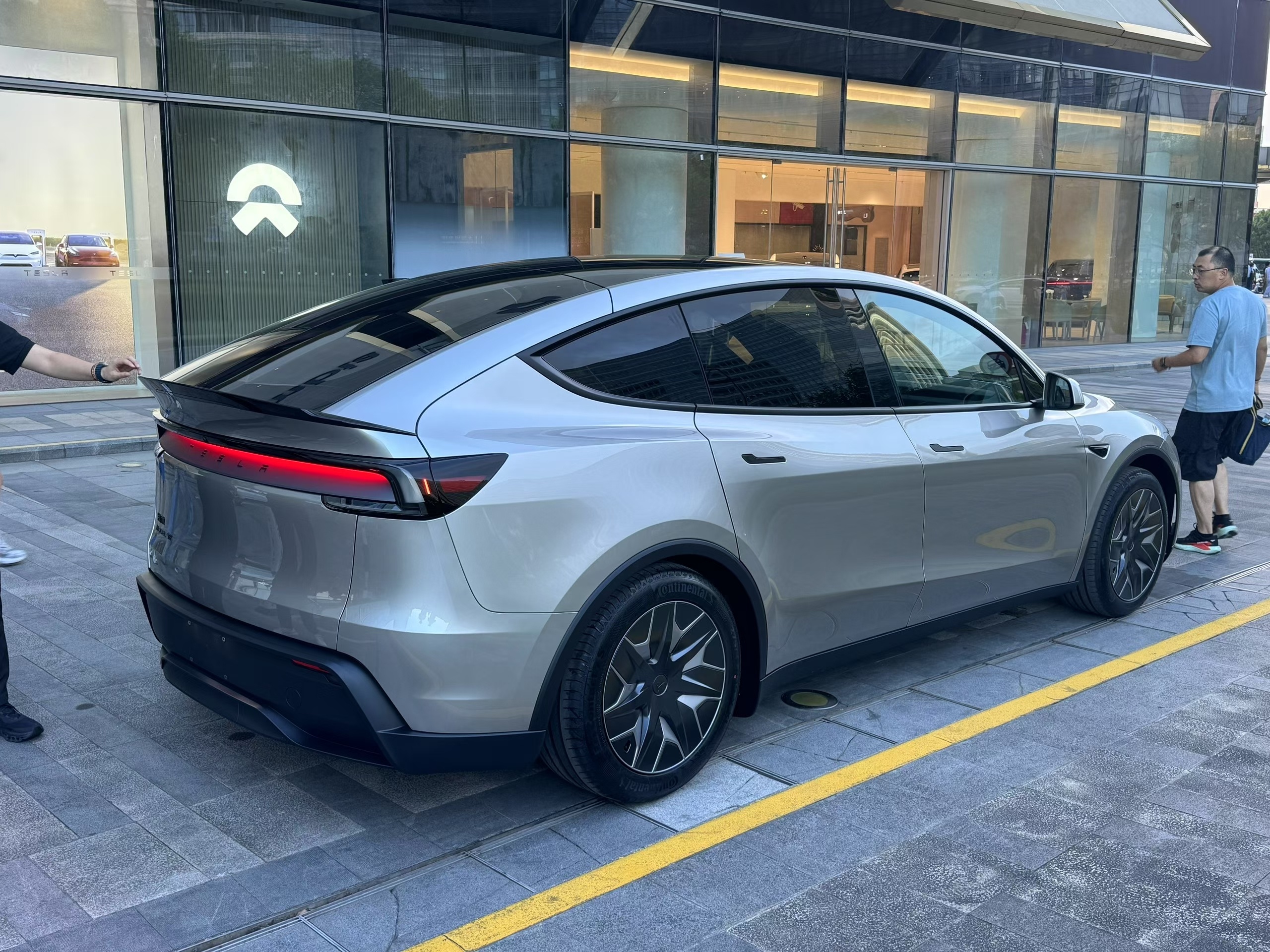 特斯拉modelyl 这个角度看着还行？ ​​​