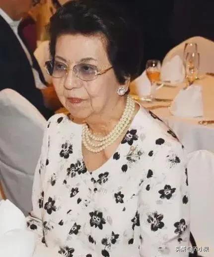 安倍洋子，安倍晋三的母亲，94岁依然优雅！身材硬朗，头发乌黑浓密，一袭贵妇装扮，